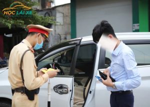 CSGT dừng xe kiểm tra bằng lái xe ô tô của tài xế