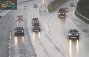 kỹ năng lái xe ô tô an toàn khi trời mưa